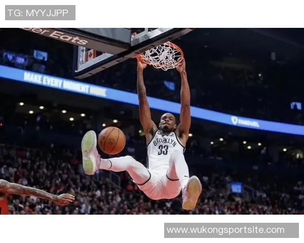 克拉克斯顿半场表现出色11投6中贡献13分7篮板2助攻1抢断